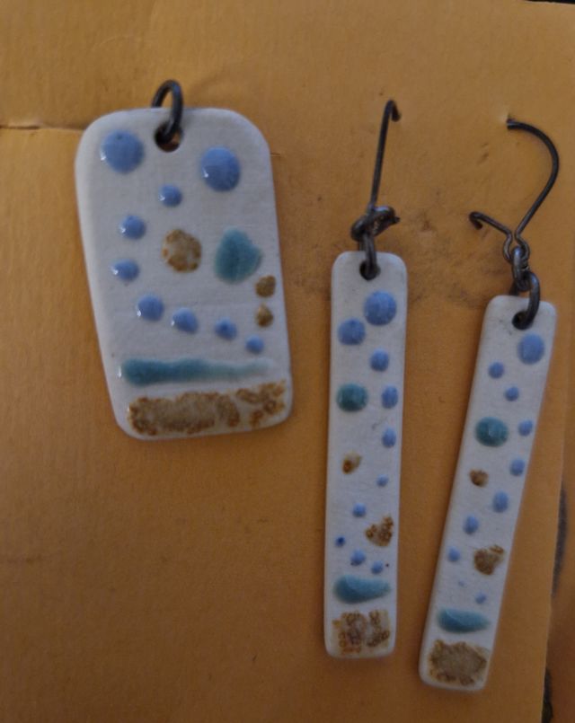 CONJUNTO COLLAR Y PENDIENTES PINTADOS A MANO