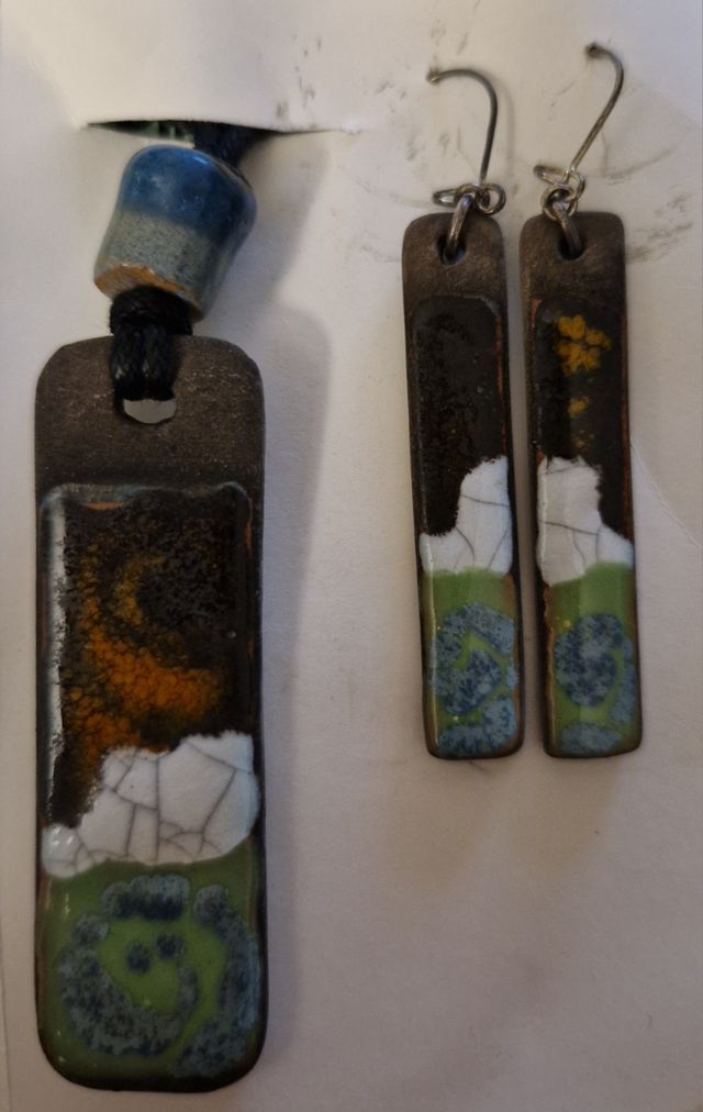 CONJUNTO COLLAR Y PENDIENTES PINTADOS A MANO