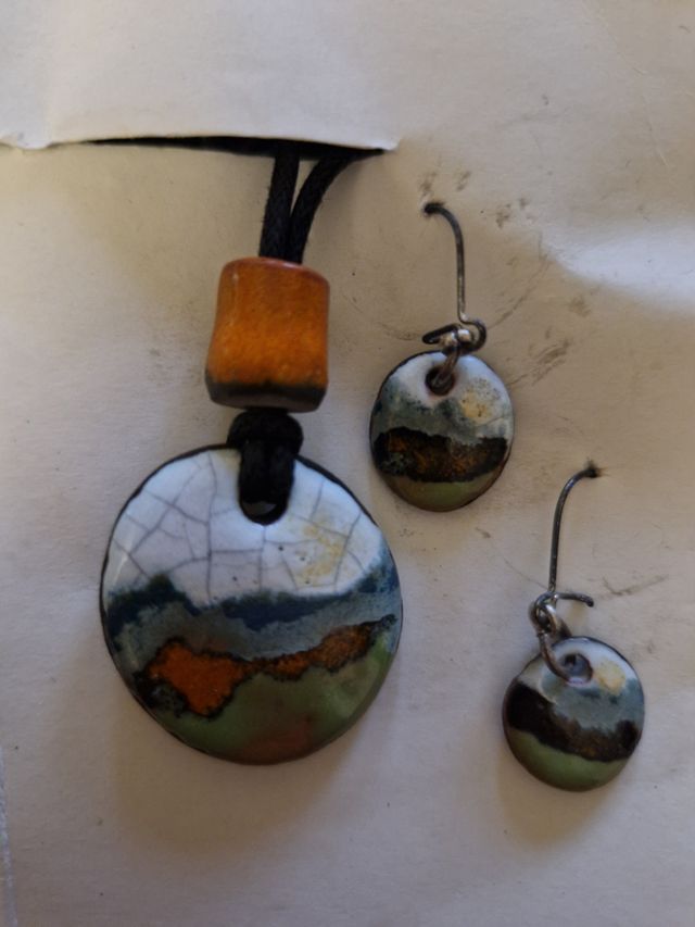 CONJUNTO COLLAR Y PENDIENTES PINTADOS A MANO