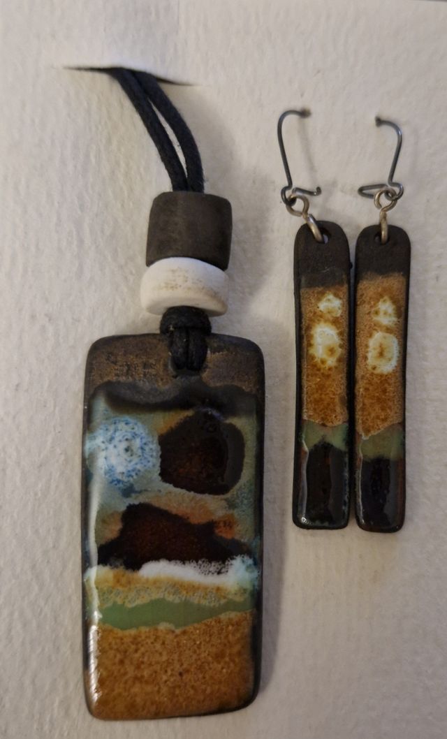 CONJUNTO COLLAR Y PENDIENTES PINTADOS A MANO