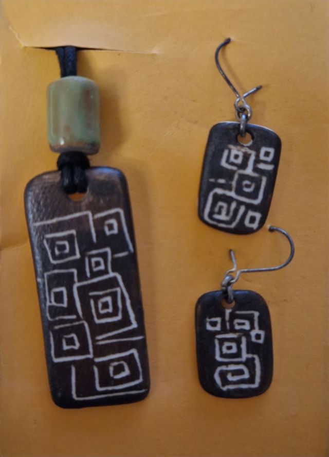 CONJUNTO COLLAR Y PENDIENTES PINTADOS A MANO