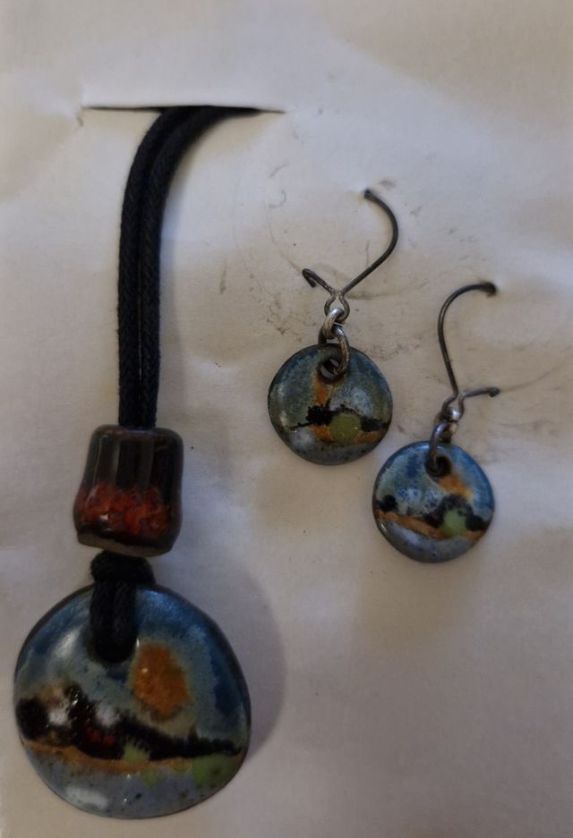 CONJUNTO COLLAR Y PENDIENTES PINTADOS A MANO