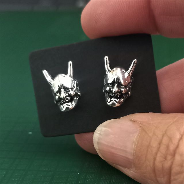 Pendientes unisex de botón de diablo japones. Oni