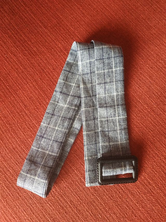 Cinturón gris de tela