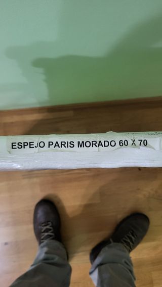 Espejo 60x70 modelo París, color morado.