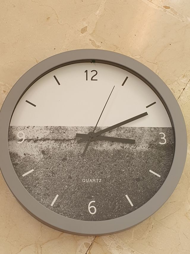 Reloj pared gris