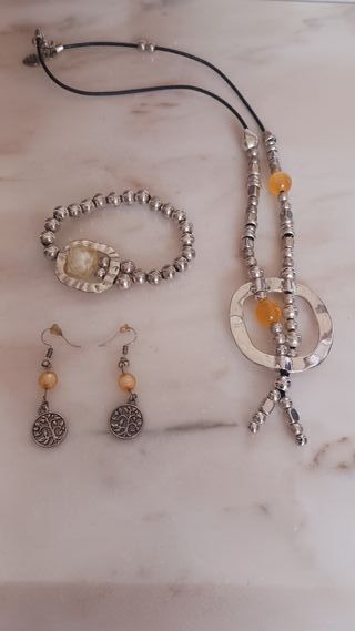 collar, pulsera, y pendientes de bisutería.JOSCA