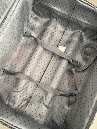 Maleta gris con uso, funciona perfectamente