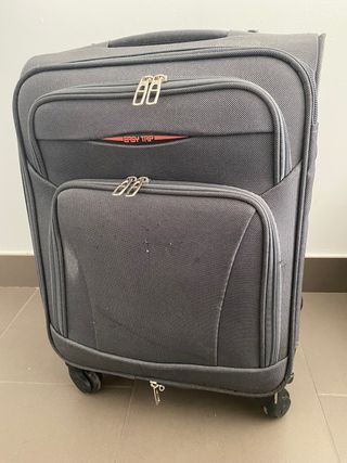 Maleta gris con uso, funciona perfectamente