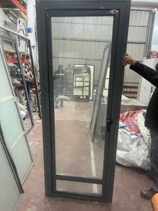 puerta de aluminio y cristal sin persiana. 