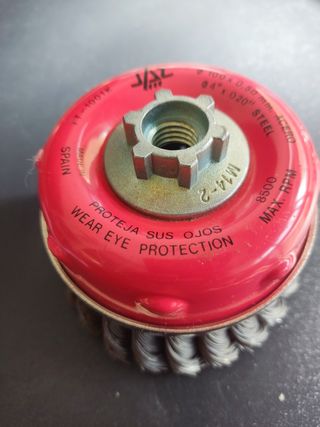 Cepillo taza de alambre retorcido