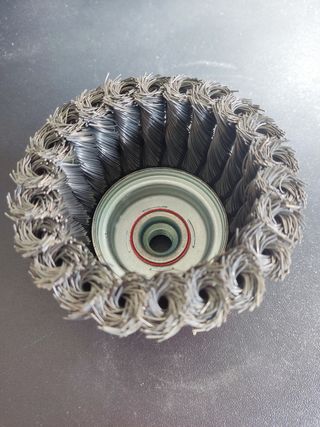 Cepillo taza de alambre retorcido