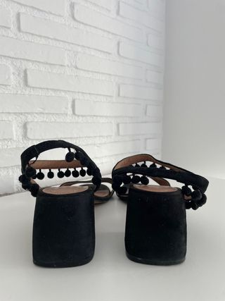 Sandalias tacón negras borlas Zara