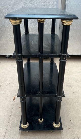 Estantería negra con ruedas para restaurar