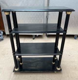Estantería negra con ruedas para restaurar