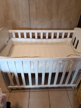 cuna de madera+ cochón+ chichonera