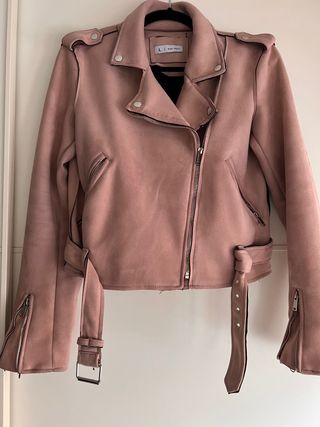 Cazadora rosa, de Easy Wear.