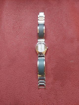 Reloj Swatch de mujer.