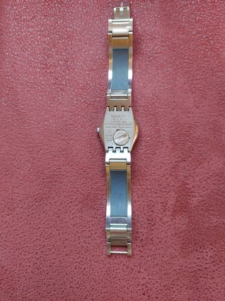Reloj Swatch de mujer.