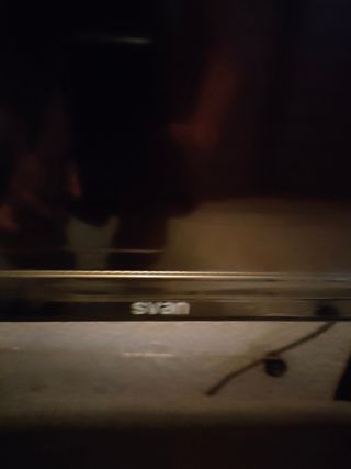 Televisor LED grande SVAN 60".Panel roto. Solo 20e