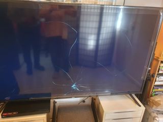 Televisor LED grande SVAN 60".Panel roto. Solo 20e