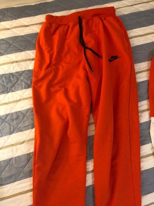 conjunto nike tech naranja y blanco