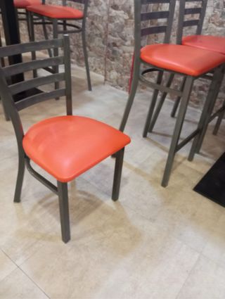 sillas altas y sillas normales