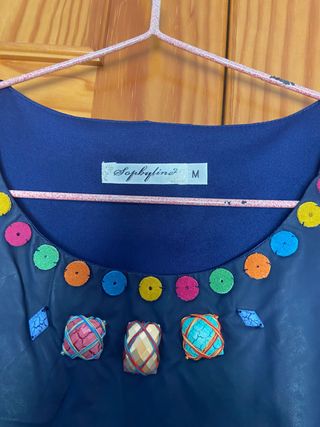 traje azul y mezclilla