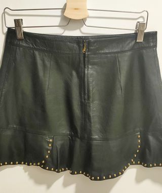 Falda de cuero con tachuelas