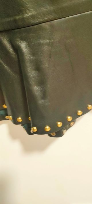 Falda de cuero con tachuelas