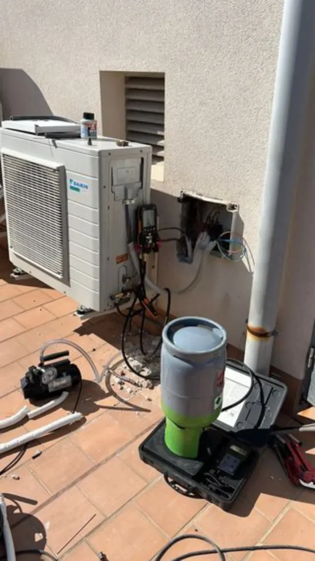 Cargar de gas aire acondicionado