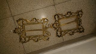 Marcos de bronce.