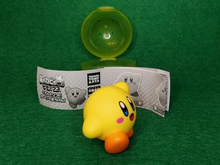 Cápsula sorpresa - figura de KIRBY color amarillo.