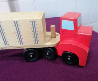 Camión trailer de construcción de madera