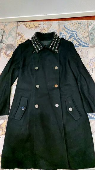 Chaquetón  o abrigo negro 