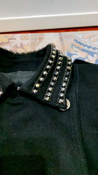 Chaquetón  o abrigo negro 