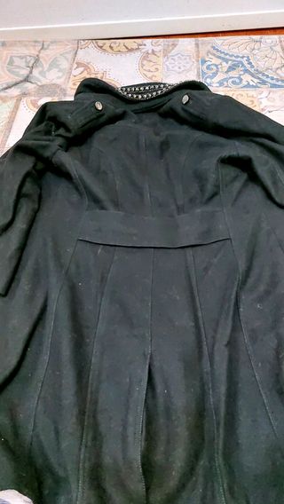 Chaquetón  o abrigo negro 