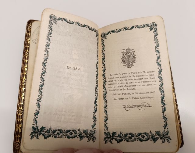 Libro antiguo Misal de edición limitada.