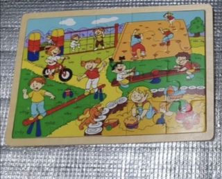 Puzzle de madera de niños jugando en un parque
