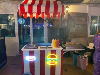 Carro perritos y hamburguesas