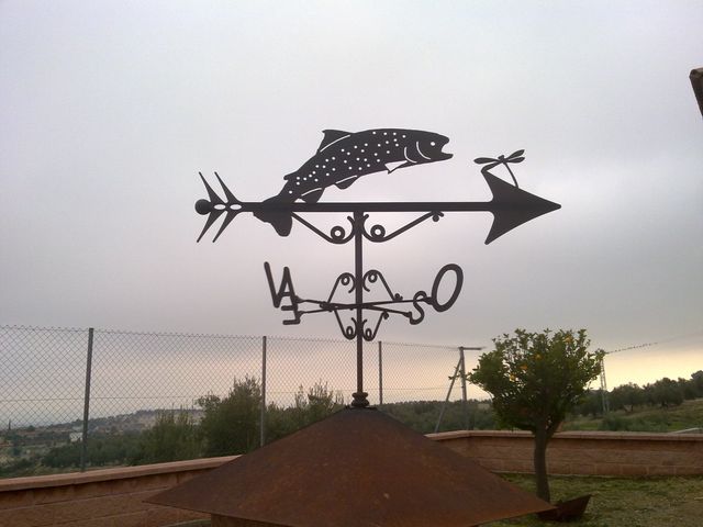 Veleta de forja Trucha, de 80x80cm.