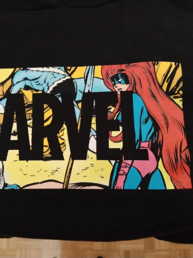 SUDADERA NEGRA MARVEL UNISEX CON CAPUCHA.MUY BUENA