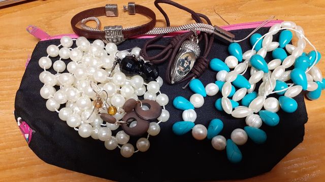 Collares y Pendientes