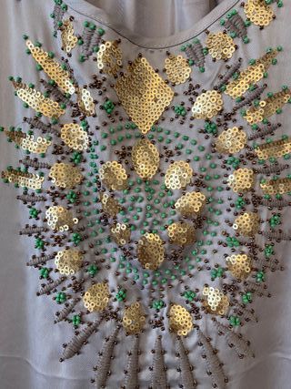 Vestido talla S con lentejuelas y bordados