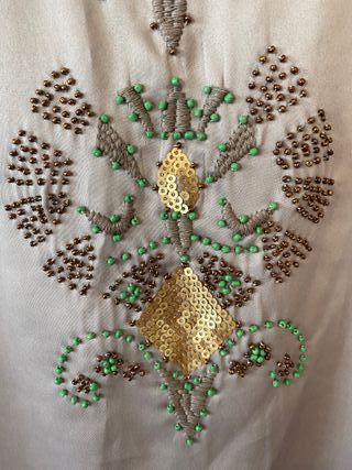 Vestido talla S con lentejuelas y bordados