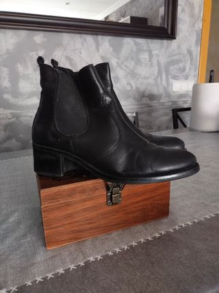 Botines negros de piel y medio tacón 