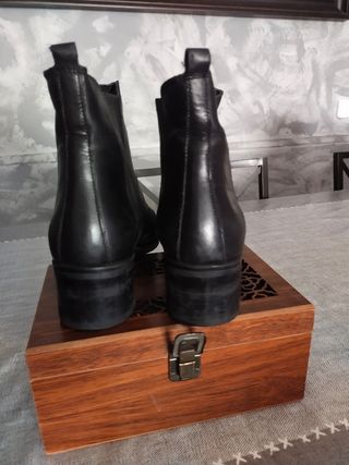 Botines negros de piel y medio tacón 