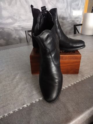 Botines negros de piel y medio tacón 