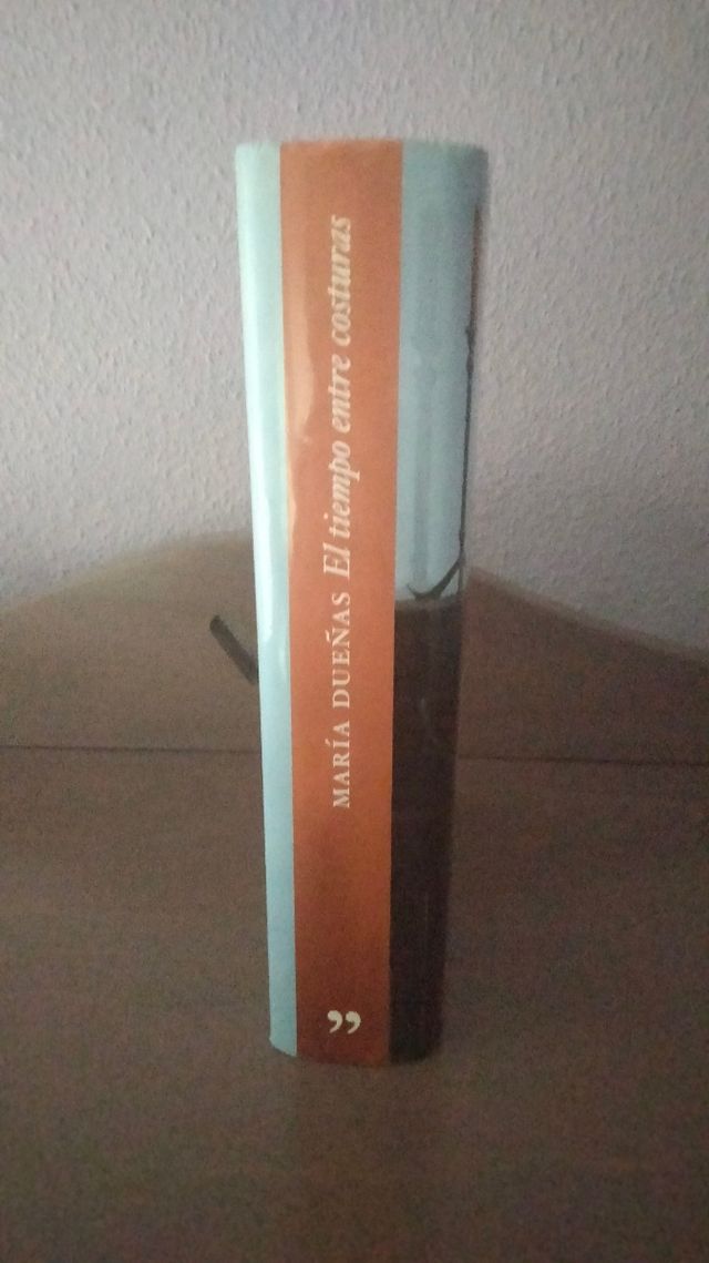 El Tiempo entre Costuras