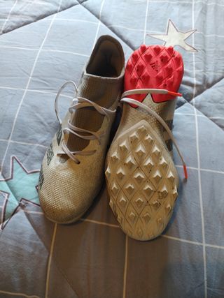 botas futbol y espinilleras